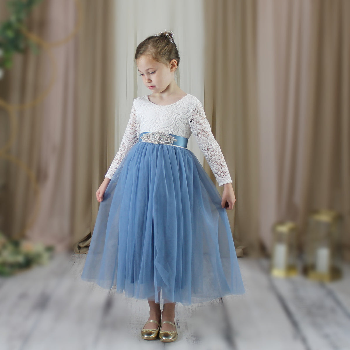 Dusty blue flower girl dress in long tulle with long sleeves in white lace. 